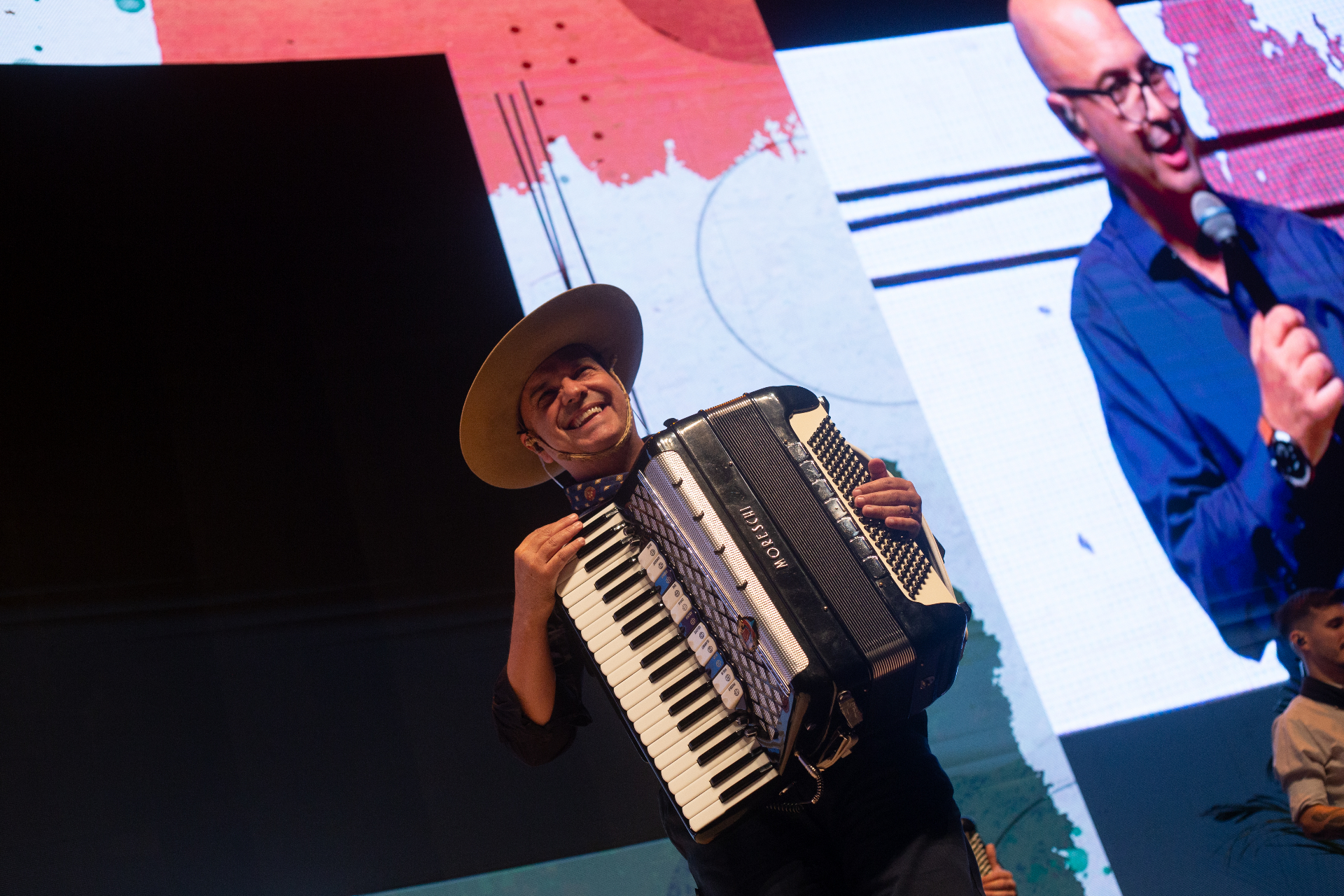 Acordeonista no palco